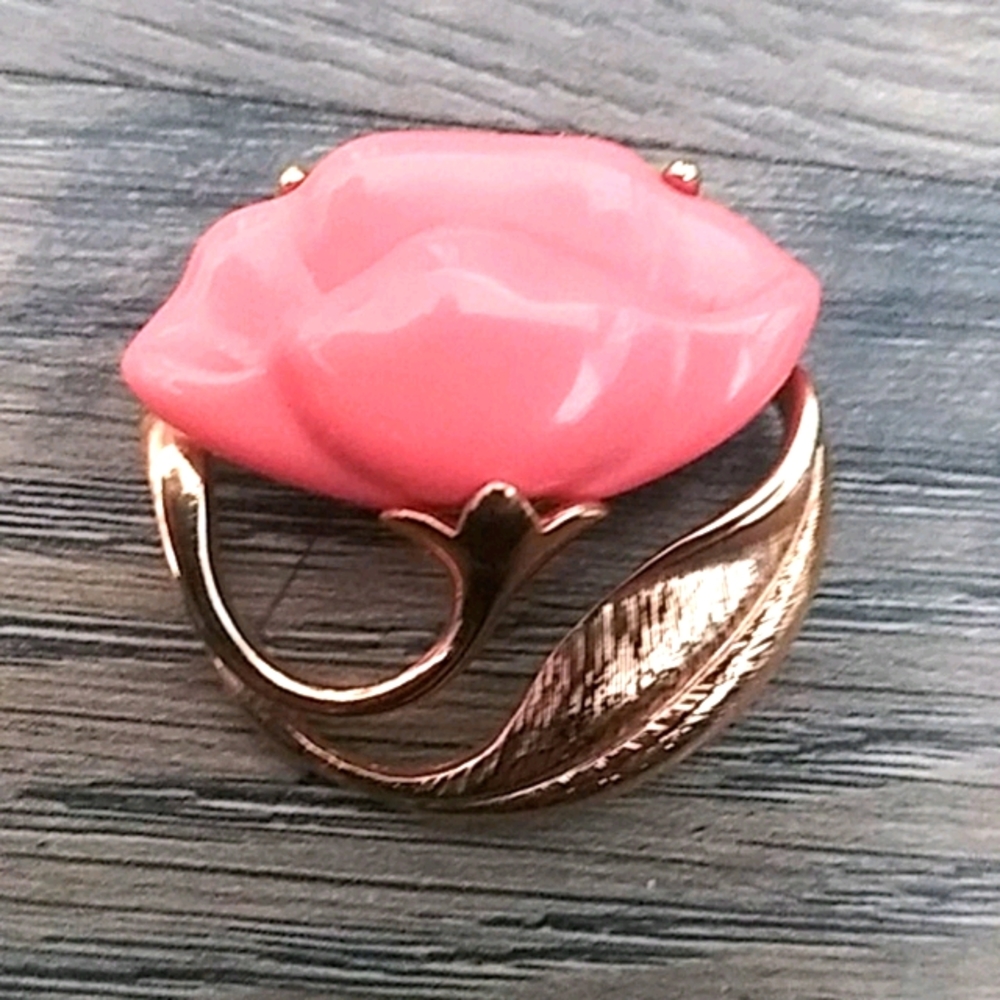 AVON GOLD TONE Vintage BROOCH PIN Molded Lucite? P